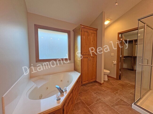 Building Photo - Gorgeous Custom All Brick Home in Fox Grap...