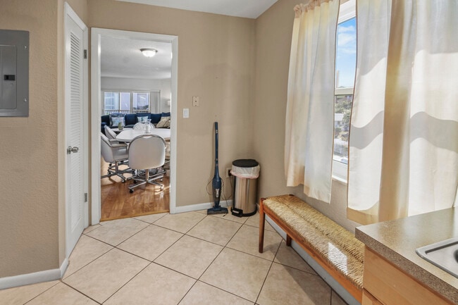 Building Photo - 2936 Lake Shore Dr