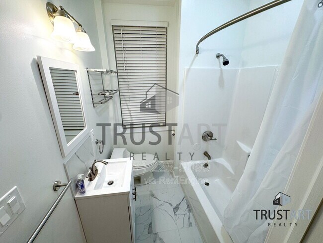 Building Photo - 910 N 41st St