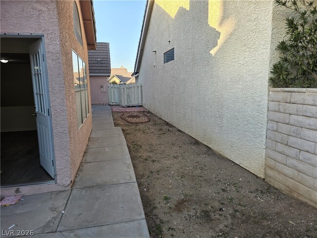 Building Photo - 6561 Avon Ct