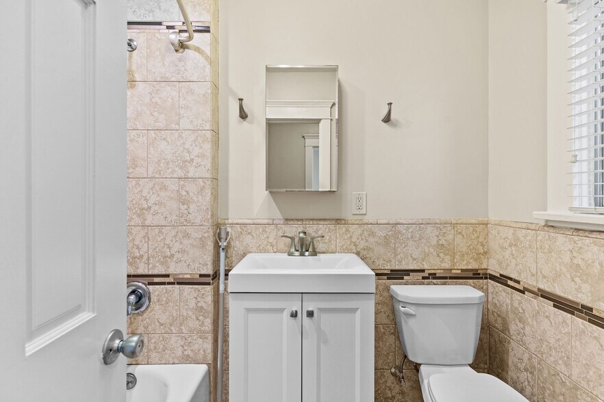 Building Photo - 1460 Gaviota Ave