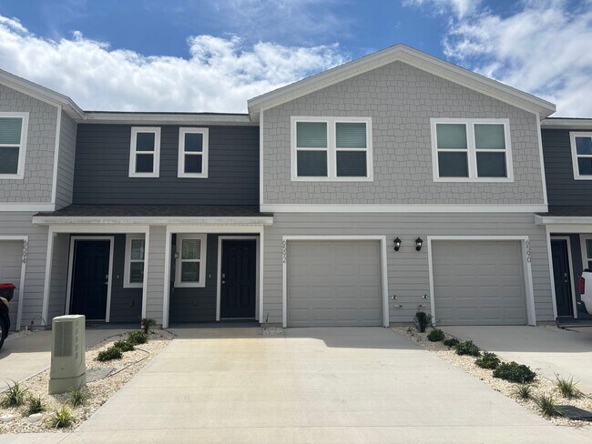Building Photo - 3/2 Townhouse, Great Location