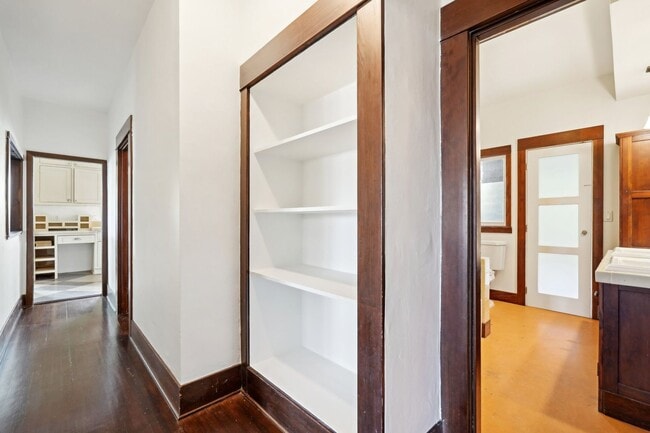 Building Photo - 1044 Manzanita St