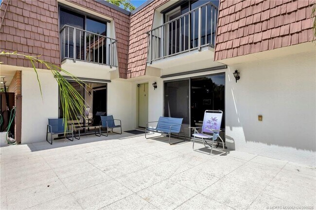 Building Photo - 2930 SW Sunset Trace Cir