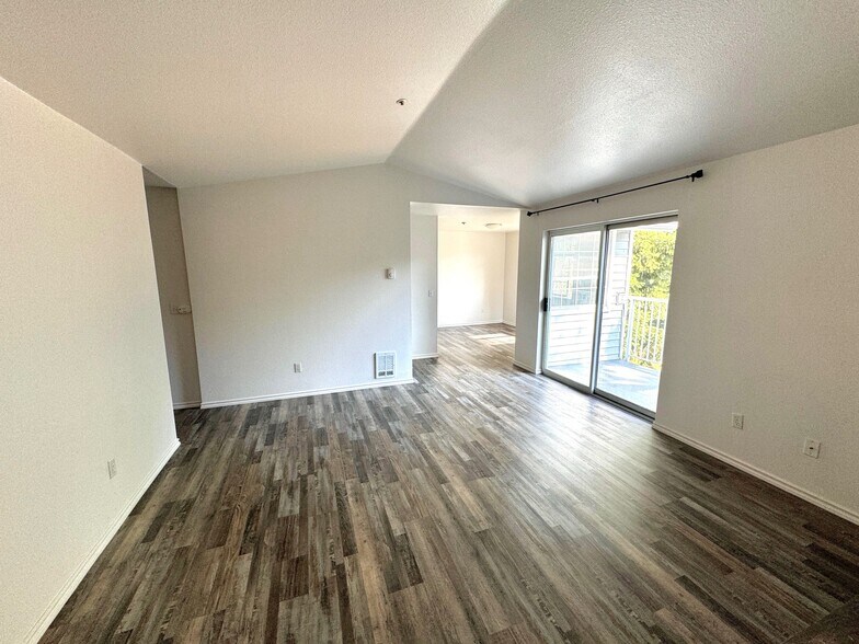 Living room - 7453 Newcastle Golf Club Rd