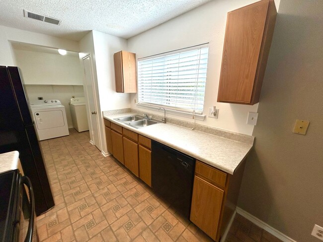 Building Photo - **MOVE-IN SPECIAL** MUST SEE! 3 Bedroom / ...