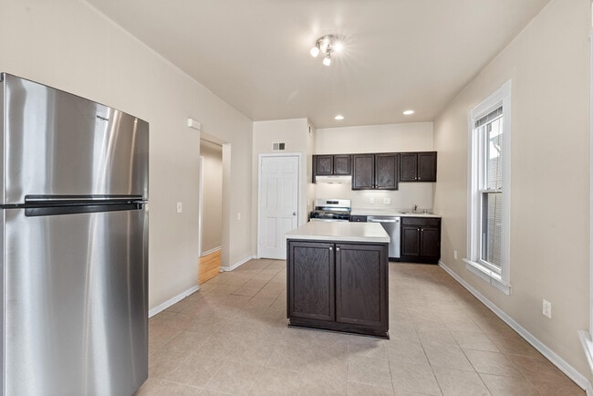 Building Photo - 1115 E Knapp St