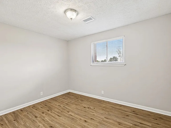 Building Photo - * MOVE IN SPECIAL AVAILABLE * 2 Bed 1 Bath Apt - The Flats at 1200