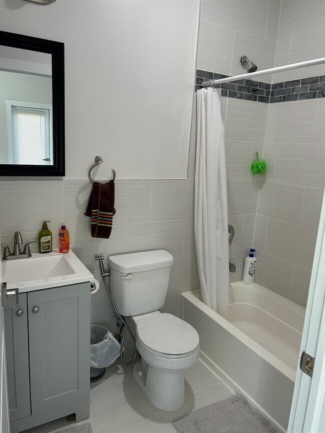 Building Photo - 132 Hopkins Ave