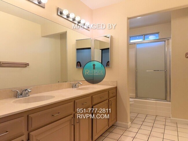 Building Photo - Single story large corner lot home in Jurupa Valley ready for move-in!