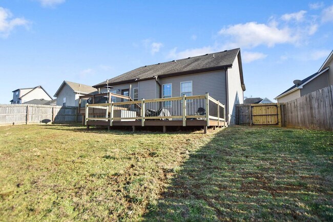 Building Photo - Pet Friendly Three Bedroom with Bonus!