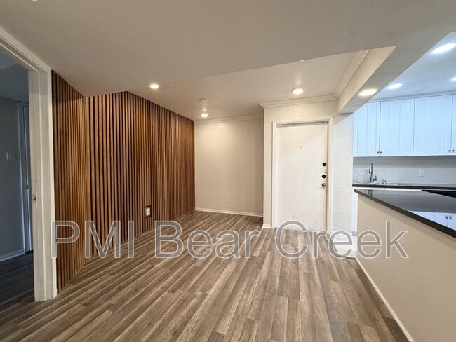 Building Photo - 3045 Walnut Bend Ln