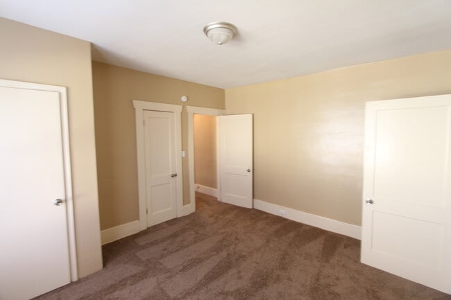 Building Photo - New On The Market! Fresh New Updates!! Bet...