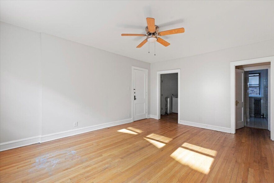 Building Photo - 2342 W Touhy Ave