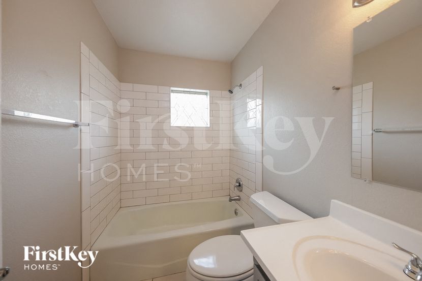 Building Photo - 4702 W Paradise Ln