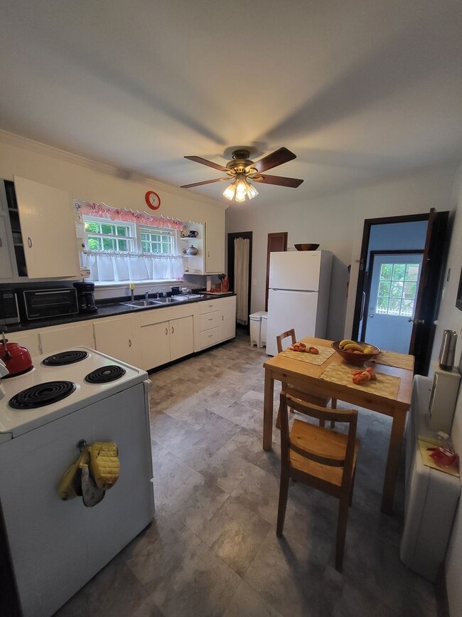 Building Photo - Cozy & Bright 2-Bedroom Home in Middlefield