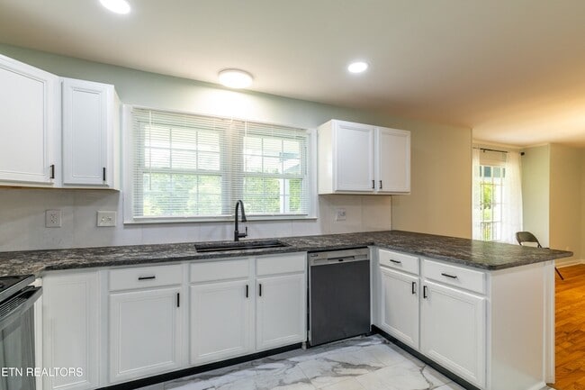 Building Photo - 201 Farlow Dr