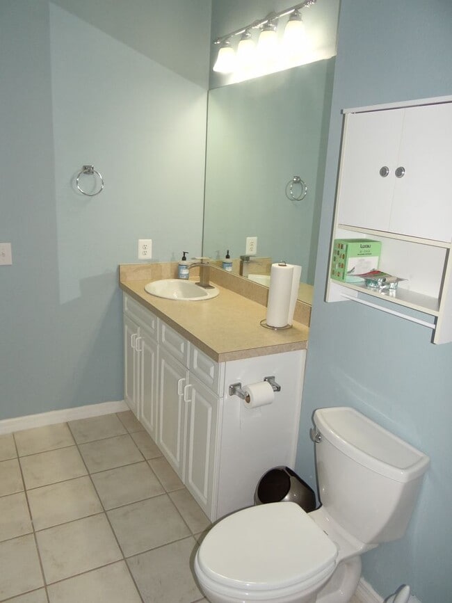 Building Photo - 2 bed/2.5 bath townhouse - 50% off 1st mon...