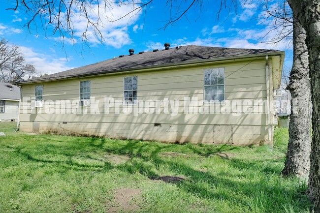 Building Photo - This 2 Bdr, 1 Bath, 1 Story duplex (Left S...