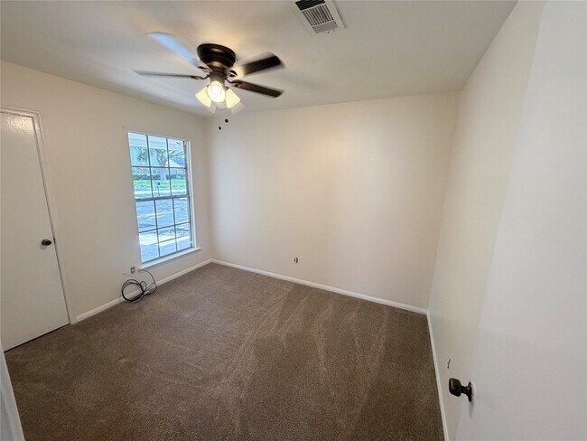 Building Photo - 2220 Ripple Creek Dr