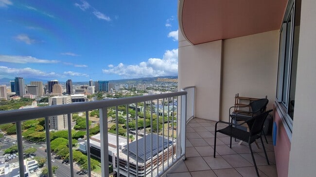 Building Photo - Fully Furnished 1 Bed 1 Bath 1 Parking in ...