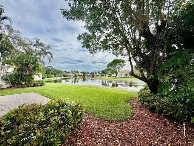 Building Photo - 2525 Bay Pointe Ct