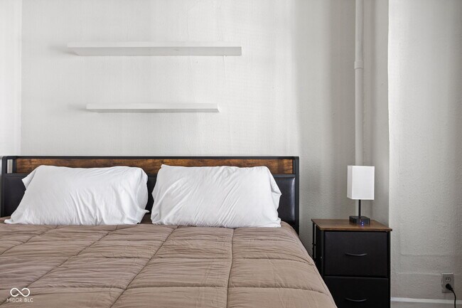 Building Photo - 784 Woodruff Pl E Dr