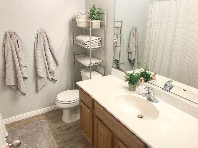 Building Photo - 3 bedroom, 2 bath townhome, end unit, grea...