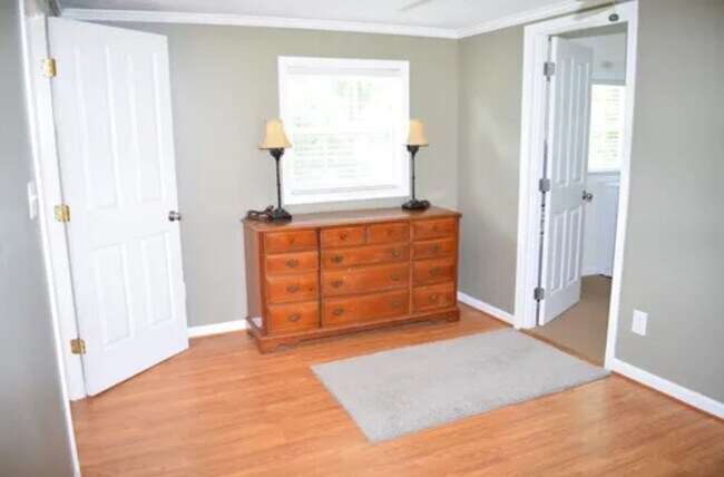 Building Photo - Charming, Partially Furnished Cottage-Style Home Near Catawba Hospital – Available Now!