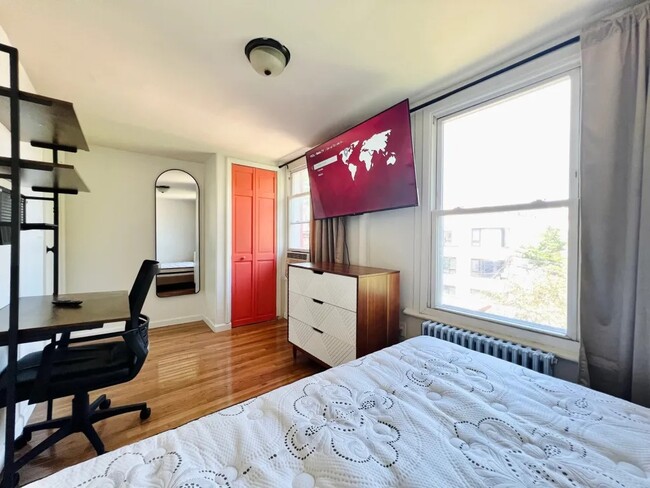 Building Photo - Private Bedroom in a 3 bedroom / 1 bathroo...