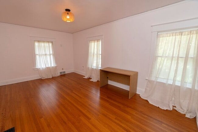 Building Photo - Near Northwest Neighborhood in South Bend 4 bedroom Craftsman style 2-story