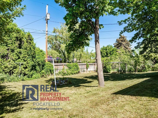 Building Photo - 5 Bedroom Home - University Area - Must See - Pet (dog) Negotiable