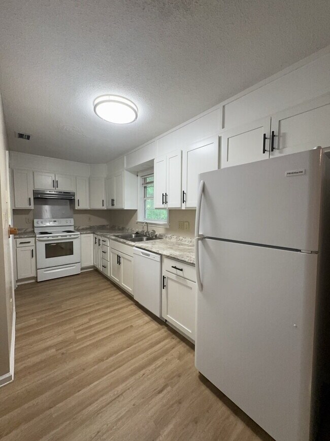 Building Photo - Stunning 3 Bed, 2.5 Bath Home with 1536 Sq Ft in Jacksonville, NC!