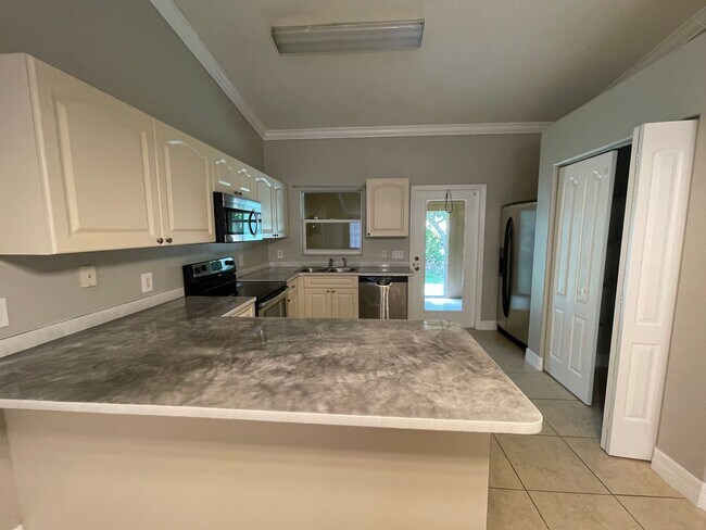 Building Photo - CUTE 2 Bedroom 2 Bath duplex