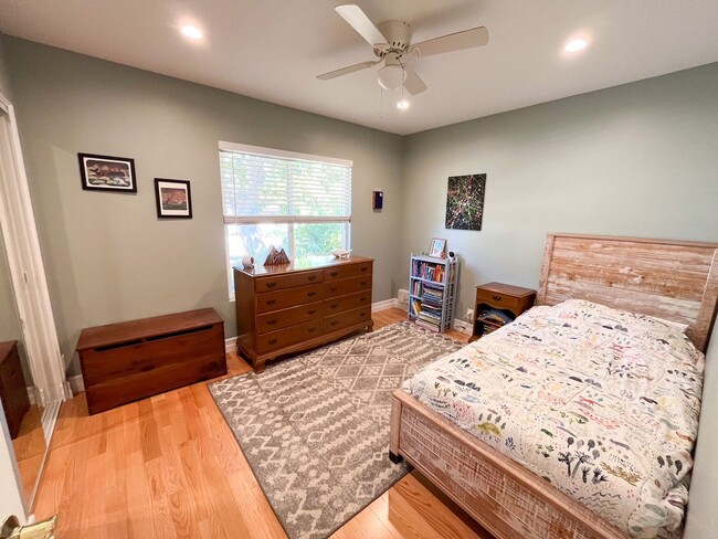 Building Photo - Beautiful 4-bedroom, 2-bathroom Newbury Pa...