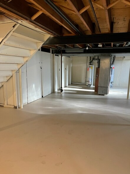 Building Photo - 625 E Fox Hills Dr