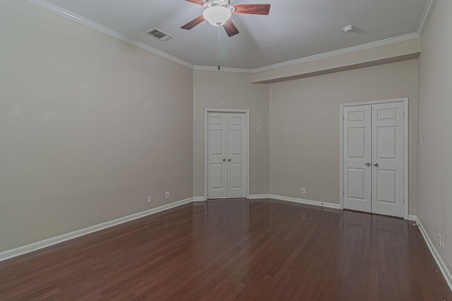 Building Photo - $300 OFF 1ST MONTH RENT IF YOU MOVE IN WIT...