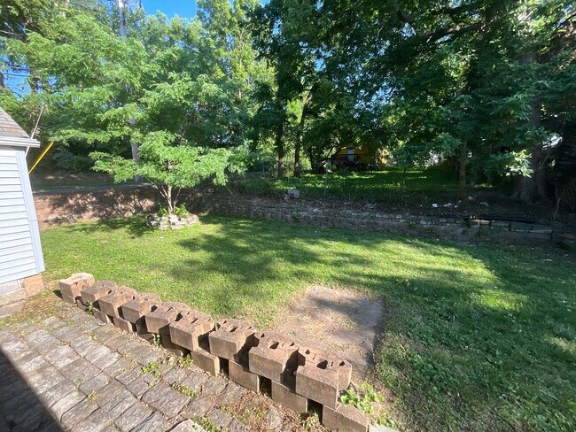 Building Photo - 2 bedroom with amazing yard!