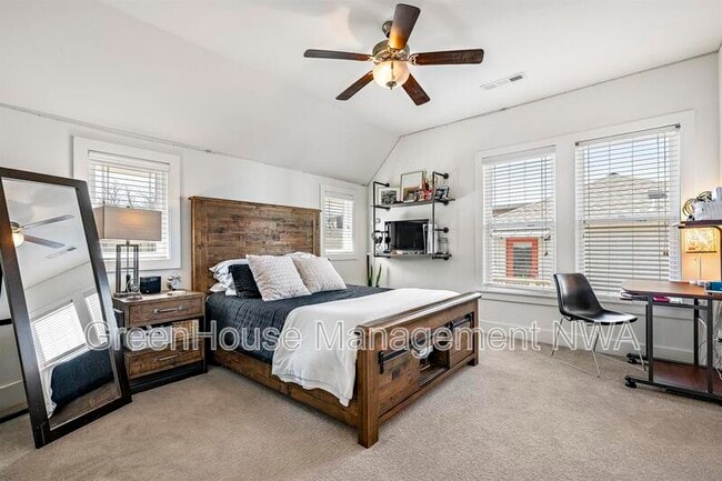 Building Photo - 636 SW B St