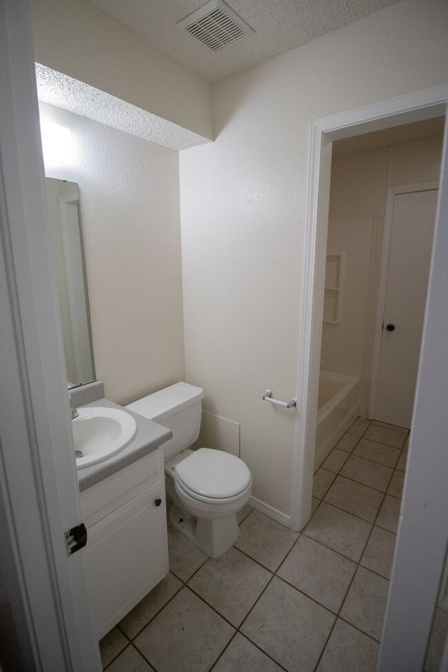 Building Photo - 1706 Jennifer Cir
