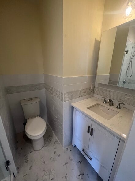 Bedroom 1 bathroom - 2101 Pine St