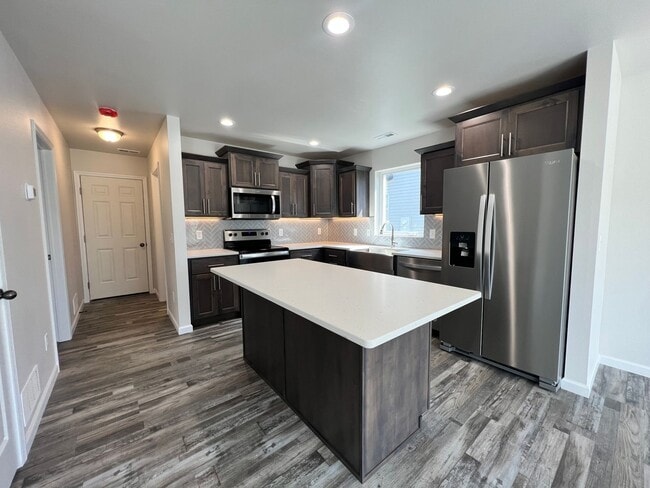 Building Photo - 4 Bed | 2 Bath | 2 Stall Garage | Single Family Home