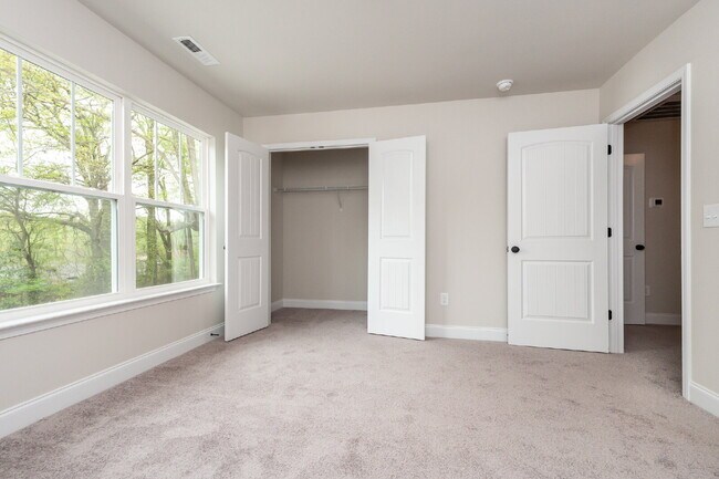 Building Photo - Elegant 2-Bedroom, 2.5-Bath Townhome Minutes from Downtown Greenville and walking distance to Swa...