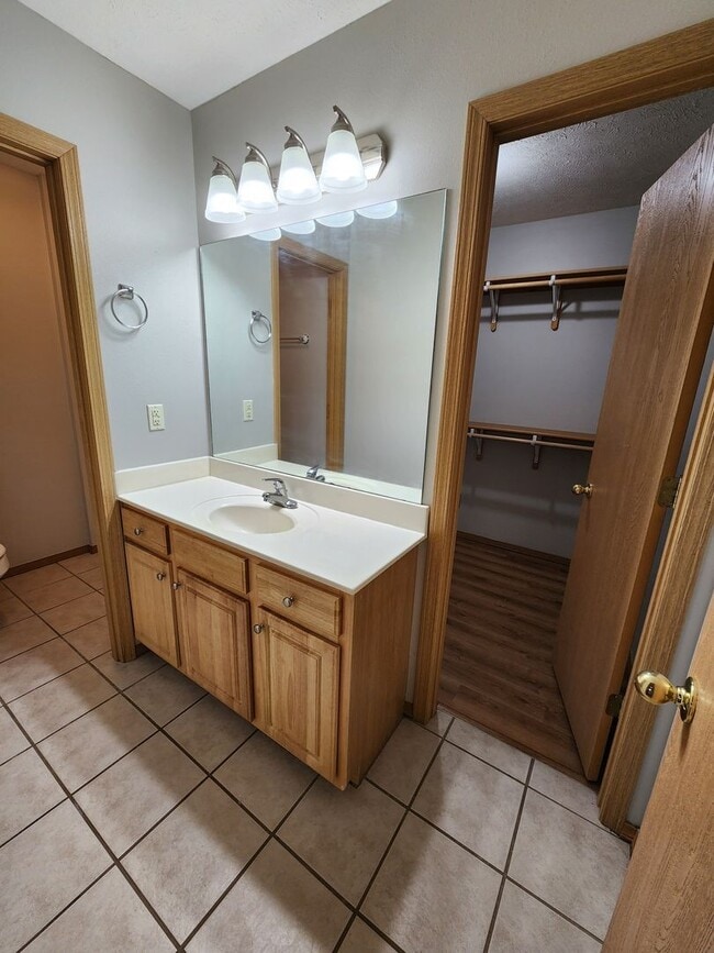 Building Photo - Spacious 2-Bedroom, 2-Bathroom Home AVAILABLE NOW!!