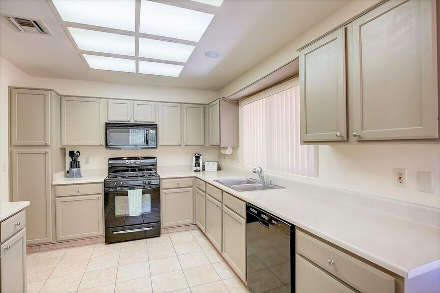 Building Photo - 3013 Sungold Dr