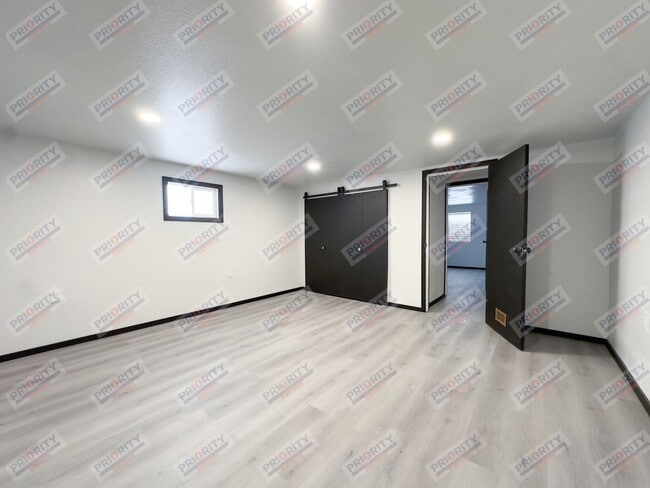 Building Photo - 605 S Miller Ave