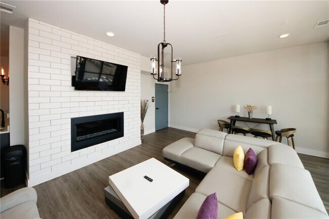 Building Photo - 764 Memorial Dr SE