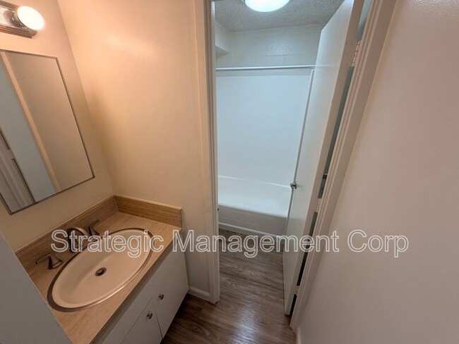 Building Photo - 1301 Lusitana St