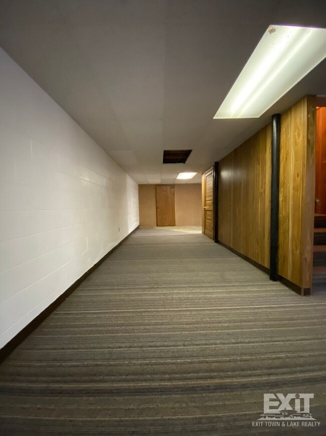 Building Photo - Well Maintained brick ranch home