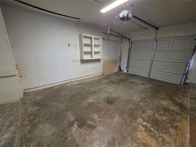 Building Photo - 1015 Western Hills Dr